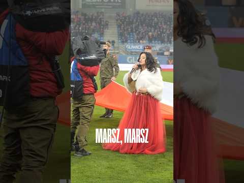 Hymn Polski w wyjątkowym wykonaniu Ormianki na stadionie Piasta!